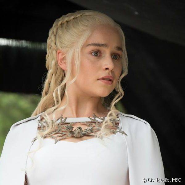 Daenerys Targaryen, personagem de Emilia Clarke, deixa o look rom?ntico e natural com os tons de rosa e o batom com efeito manchadinho (Foto: Divulga??o HBO )